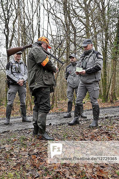 Frankreich  Jagd und Sicherheit  Beamte der französischen Umweltpolitik bei der Kontrolle eines Jägers während einer Jagd im Departement Loire-Atlantique.