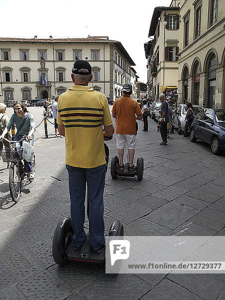 Italien  Toskana  Florenz  Touristen besuchen das historische Zentrum auf einem Segway