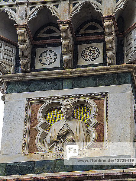 Italien  Toskana  Florenz  Detail einer Heiligenskulptur an der Fassade des Doms von Florenz