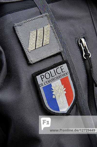 Frankreich  Schild auf der Jacke eines französischen Umweltpolitikers während einer Jagd im Departement Loire-Atlantique  Emblem  Abzeichen  Schild.