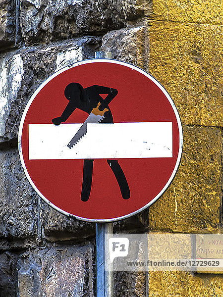 Italien  Toskana  Florenz  von einem Künstler verfremdetes Betreten verboten -Schild