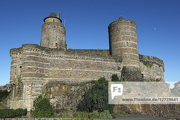Festung von Fougeres  Westfassade vor blauem Himmel