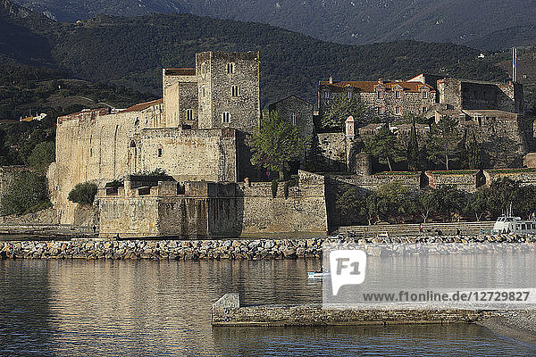 Frankreich  Schloss Collioure  Gesamtansicht mit Hafen von der Anlegestelle aus