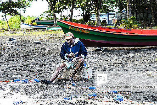 Ein Fischer  der sein Netz repariert  Saint-Pierre  Martinique  Frankreich