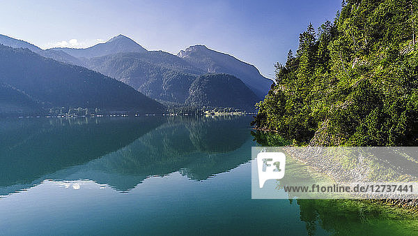 Austria  Tyrol  Lake Achensee in the morning  View to Klobenjoch  Hochiss and Seekarspitze