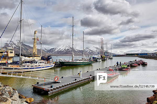 Schiffe im Hafen  Longyearbyen  Svalbard  Norwegen  Europa