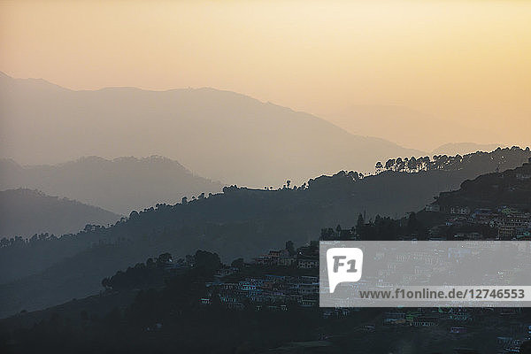 Idyllische Silhouette der Vorberge bei Sonnenuntergang  Supi Bageshwar  Uttarakhand  Vorgebirge des indischen Himalajas