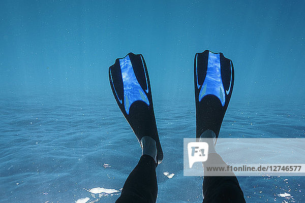 Persönliche Perspektive Frau mit Flossen schnorchelnd unter Wasser