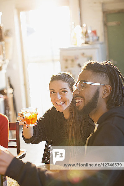 Glückliches junges Paar genießt Cocktails
