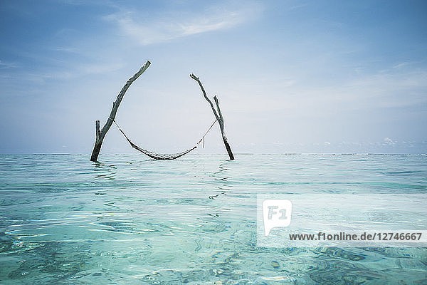Ruhige Hängematte über dem idyllischen blauen Ozean  Malediven  Indischer Ozean