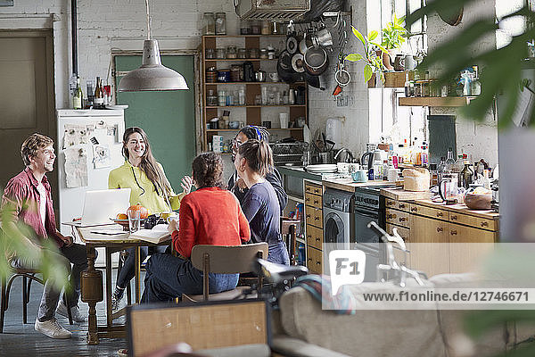 Junger College-Student Mitbewohner Freunde studieren am Küchentisch in der Wohnung