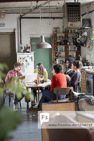 Junge College-Studenten  die am Küchentisch in ihrer Wohnung lernen