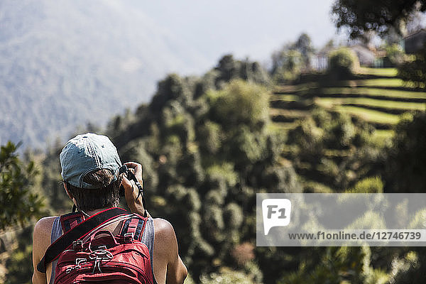 Weibliche Wanderin mit Blick auf die Aussicht  Supi Bageshwar  Uttarakhand  Indisches Himalaya-Vorgebirge