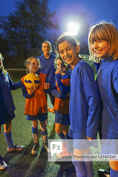 Porträt einer lächelnden  selbstbewussten Mädchenfußballmannschaft