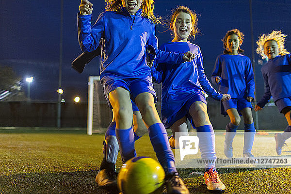 Mädchenfußballmannschaft beim nächtlichen Training auf dem Feld