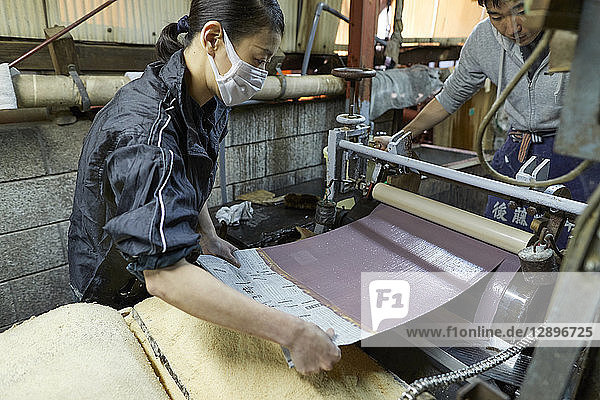 Japanische Kunsthandwerker bei der Arbeit im Atelier