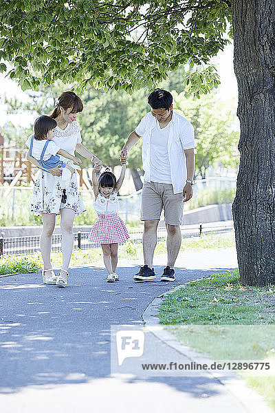 Japanische Familie im Park