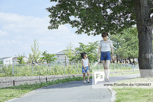 Japanische Mutter und Tochter im Park