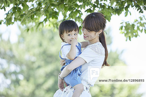 Japanische Mutter und Sohn im Park