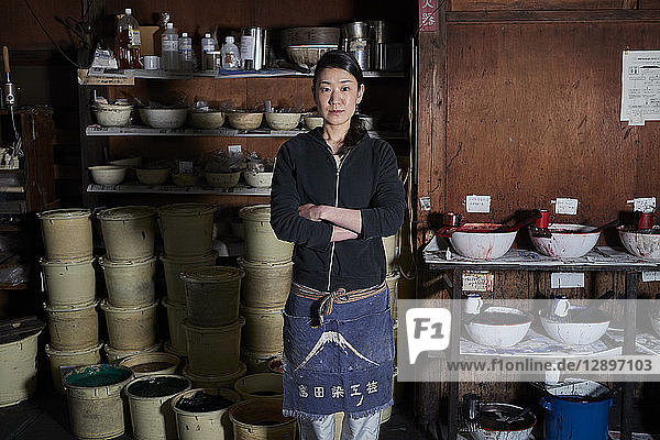 Japanischer Kunsthandwerker bei der Arbeit im Atelier