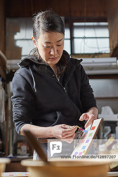Japanischer Kunsthandwerker bei der Arbeit im Atelier