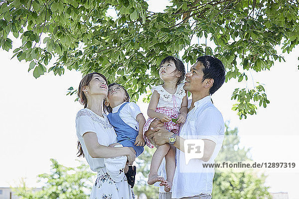 Japanische Familie im Park
