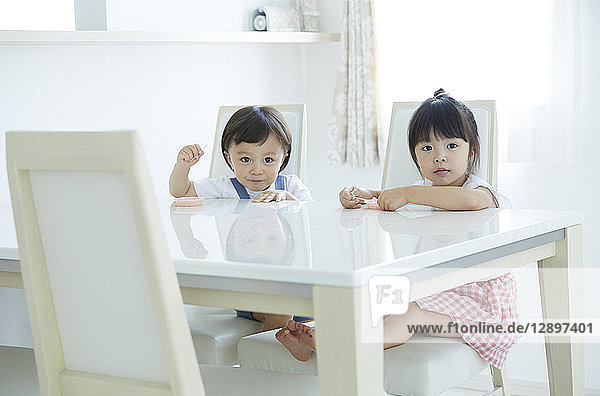 Japanische Kinder zu Hause