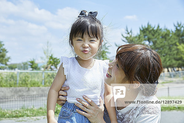 Japanische Mutter und Tochter im Park
