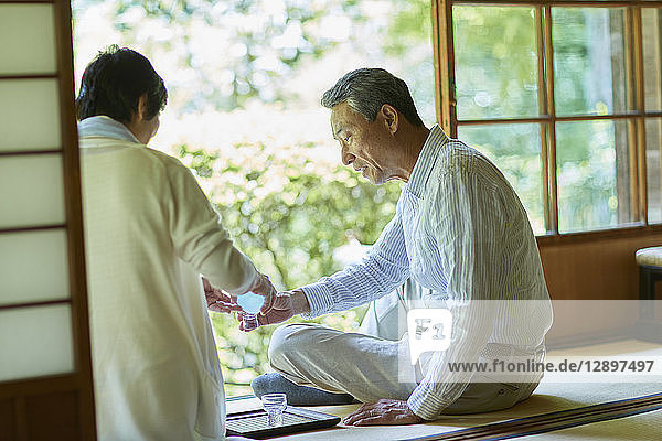 Japanisches Seniorenpaar vergnügt sich in einem traditionellen Gasthaus