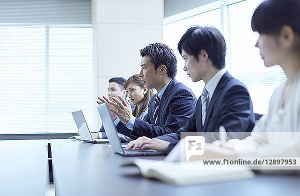 Japanische Geschäftsleute bei einem Treffen