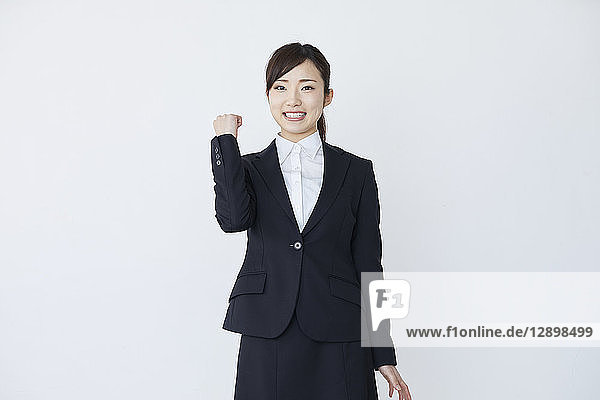 Japanische Geschäftsfrau auf weißem Hintergrund