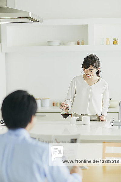 Japanisches Paar in der Küche