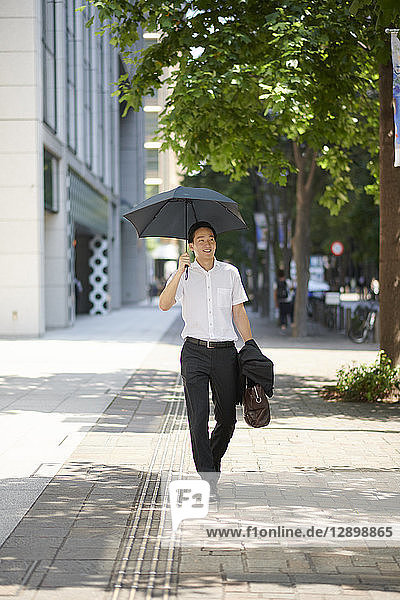 Japanischer Mann mit Sonnenschirm