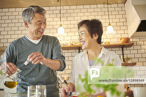 Japanisches Seniorenpaar in der Küche