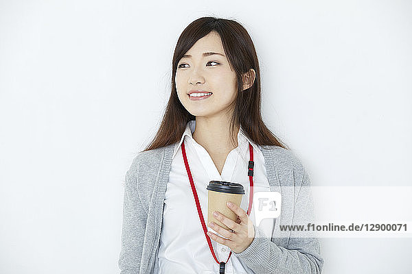 Japanische junge Frau auf weißem Hintergrund