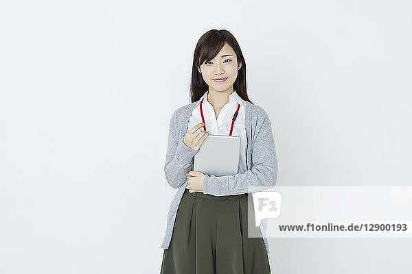 Japanische junge Frau auf weißem Hintergrund