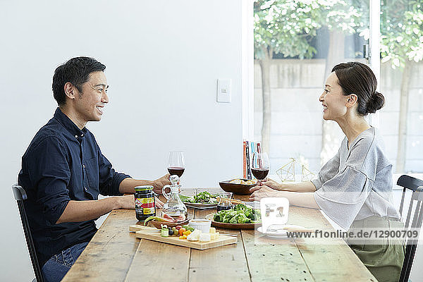 Japanisches reifes Paar beim Essen