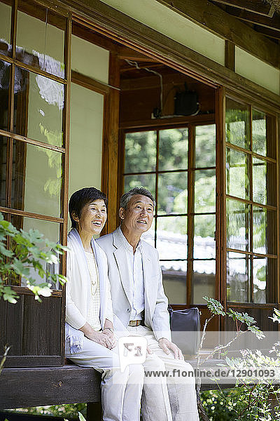 Japanisches Seniorenpaar vergnügt sich in einem traditionellen Gasthaus