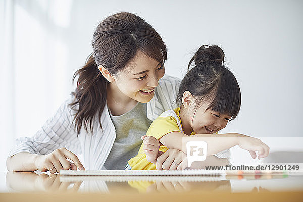 Japanische Mutter und Kind spielen