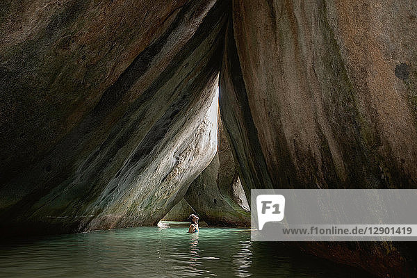 Junge Frau erkundet überschwemmte Grotte  Virgin Gorda  Britische Jungferninseln