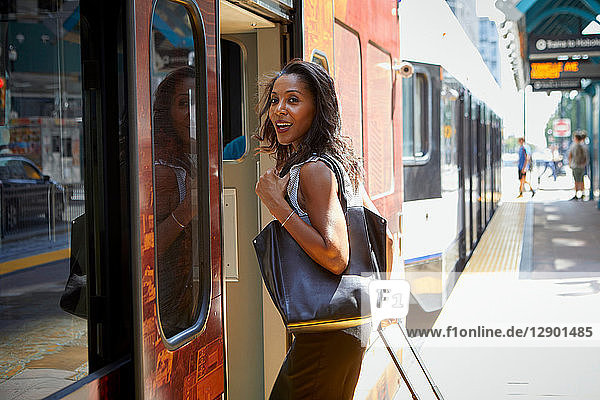 Geschäftsfrau steigt in den Zug ein