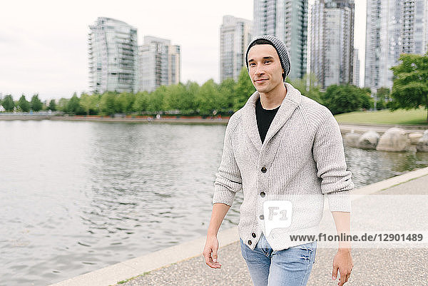 Junger Mann geht am Deich entlang  Yaletown  Vancouver  Kanada