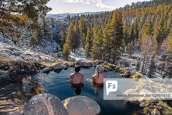 Touristen entspannen sich in heißen Quellen in der Nähe von Bridgeport  Kalifornien  USA