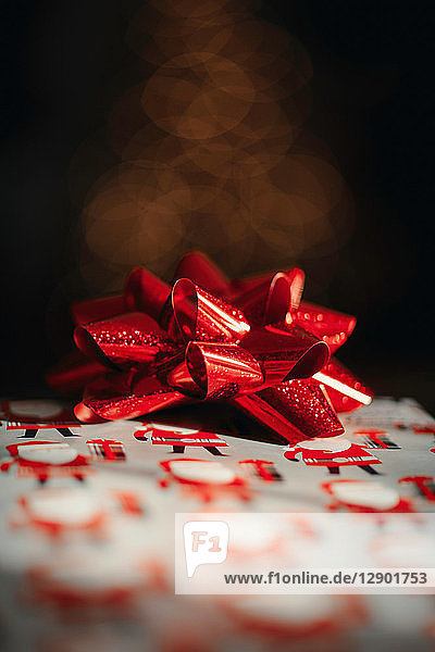 Weihnachtsgeschenk mit roter Schleife