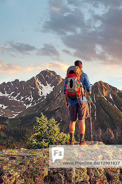 Wanderer auf Berggipfel  Mount Sneffels  Ouray  Colorado  USA
