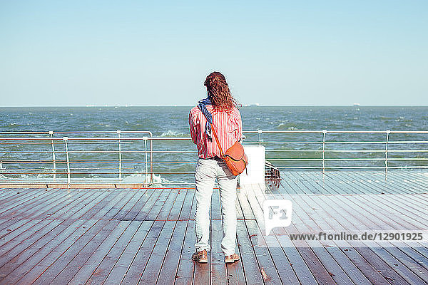 Person mit Blick aufs Meer