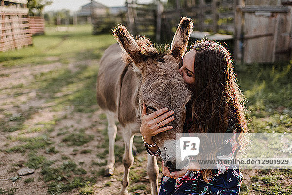 Frau küsst Esel