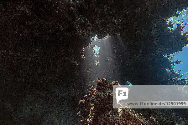 Unterwasser-Ansicht der Grotte in Anegada  Britische Jungferninseln
