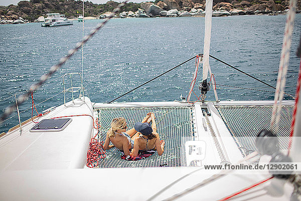 Zwei junge Frauen entspannen sich auf einem Segelboot  Britische Jungferninseln