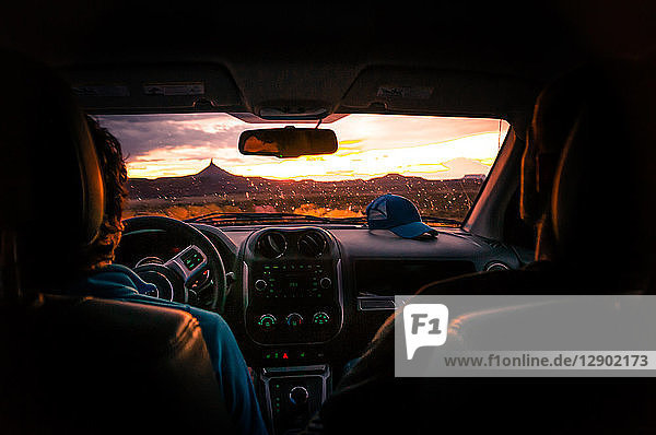 Fahrer und Freund im Auto beim Sonnenuntergang  Indian Creek  Moab  Utah  USA